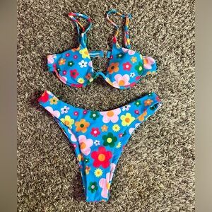 A bright, floral, lightly used shein swimsuit for size S🌻